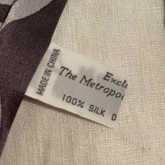 The Metropolitan Museum of Art scrolls silk scarf - Picture 7 of 16